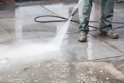 Blue collar solutions co - Pressure washing service cleaning home exterior in Green Bay Wisconsin